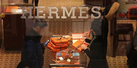 russia luxury brands shut stores in amidst war